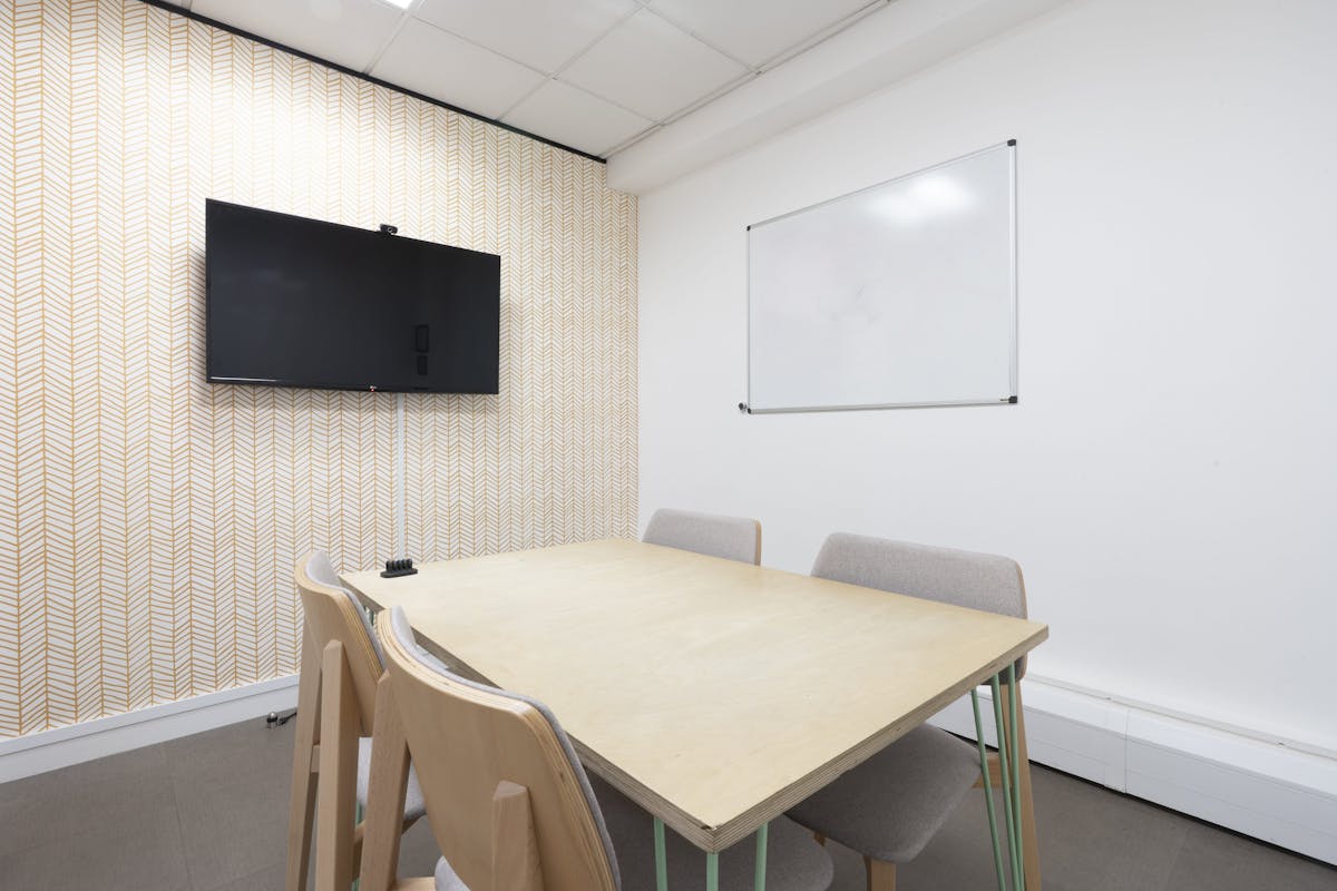 4 person meeting room