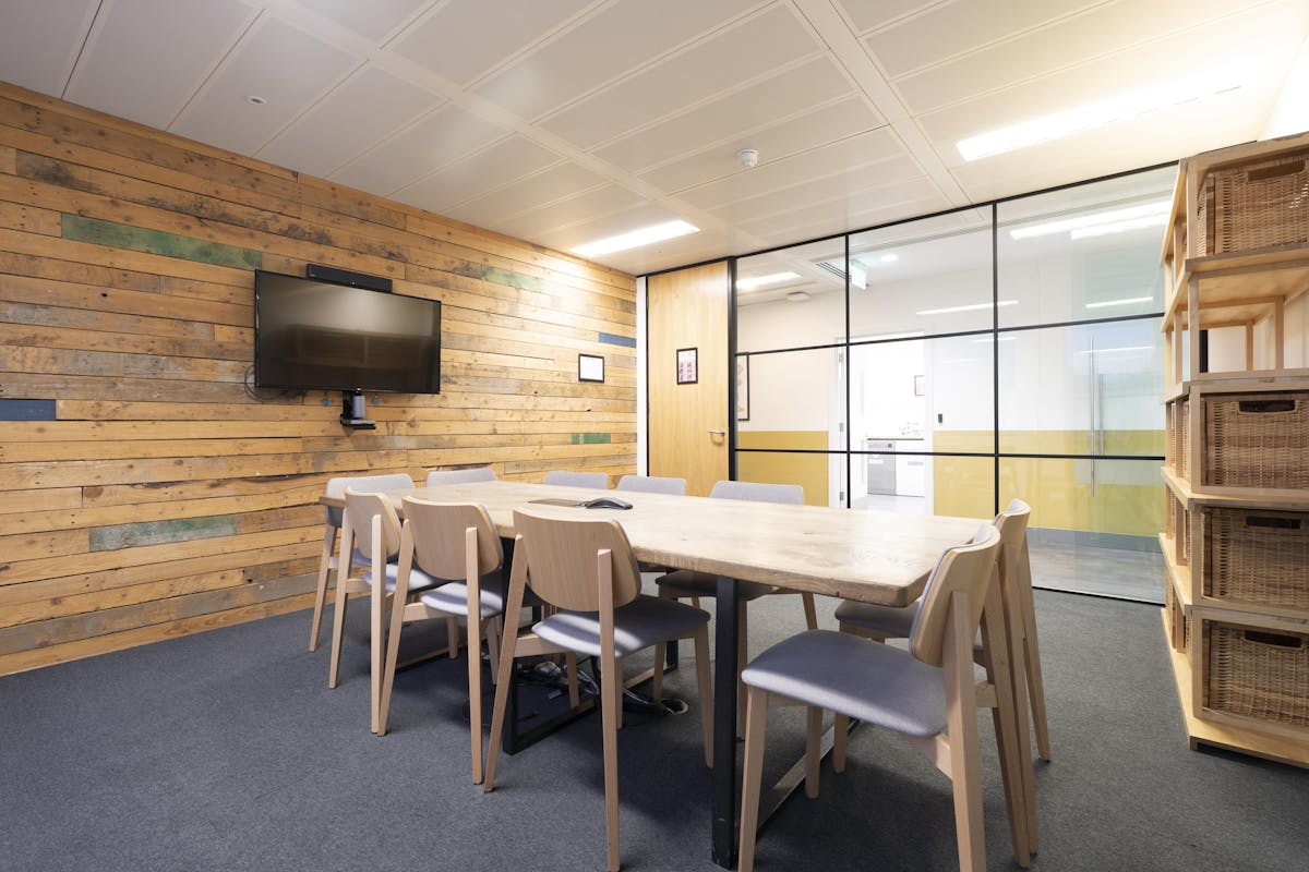 10 person meeting room