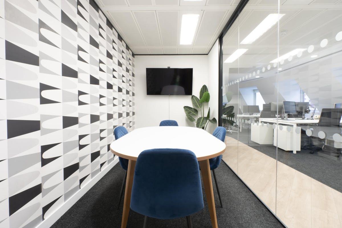 4 person meeting room