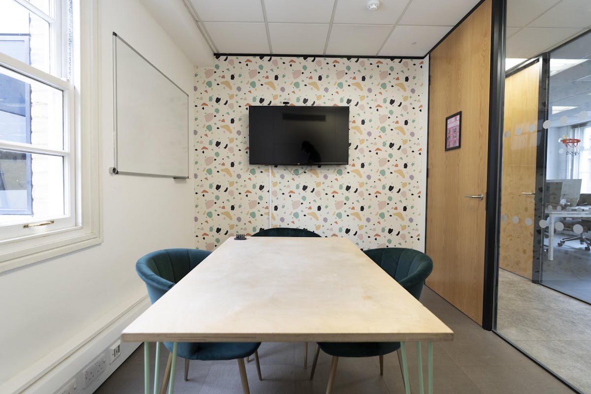 4 person meeting room