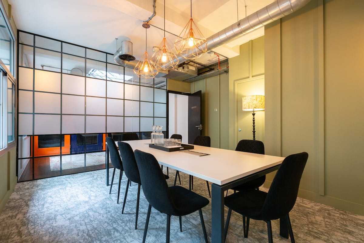 8 person meeting room