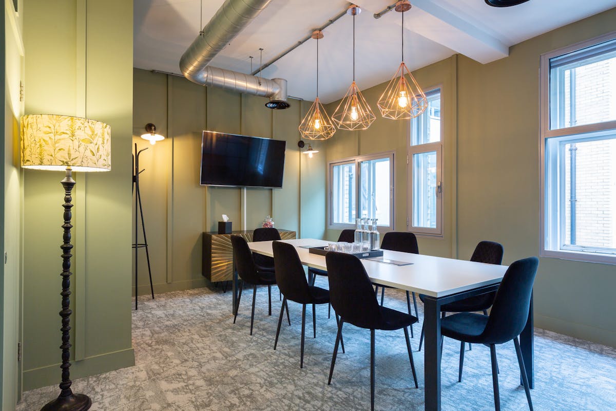 8 person meeting room