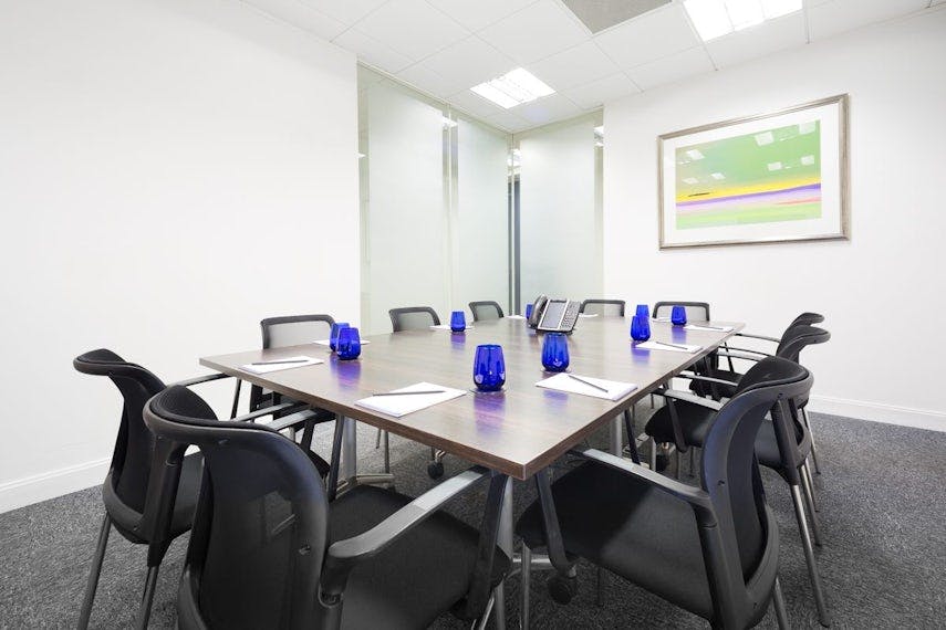 10 person meeting room