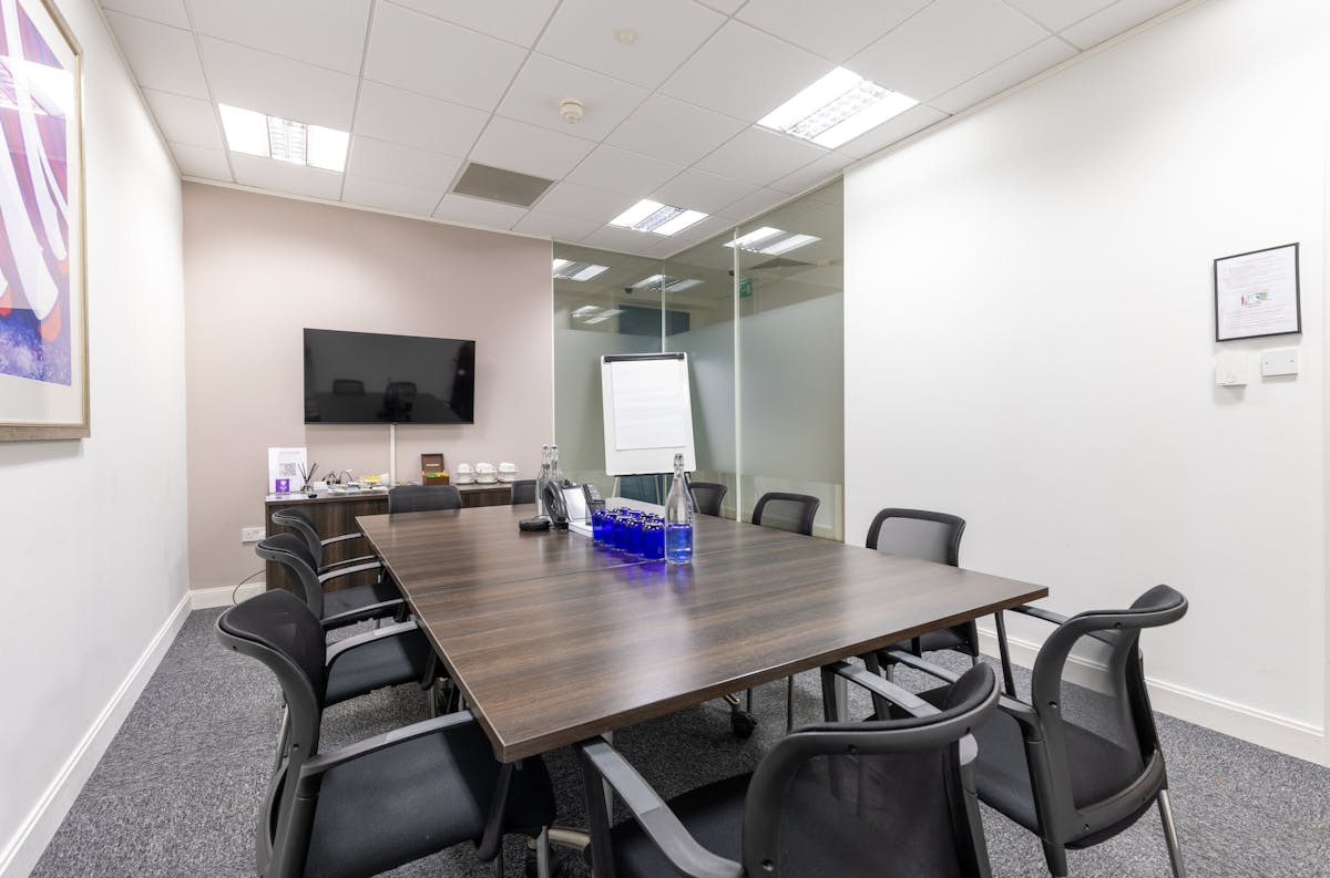 10 person meeting room