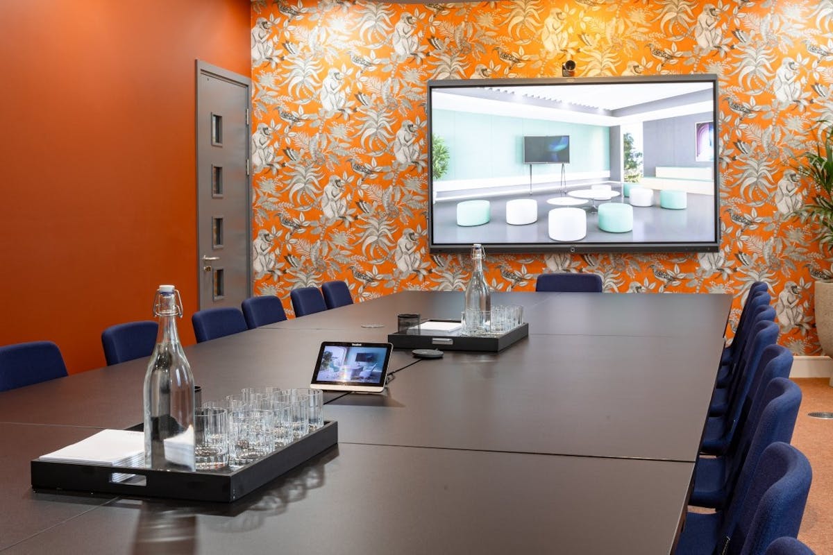 18 person meeting room