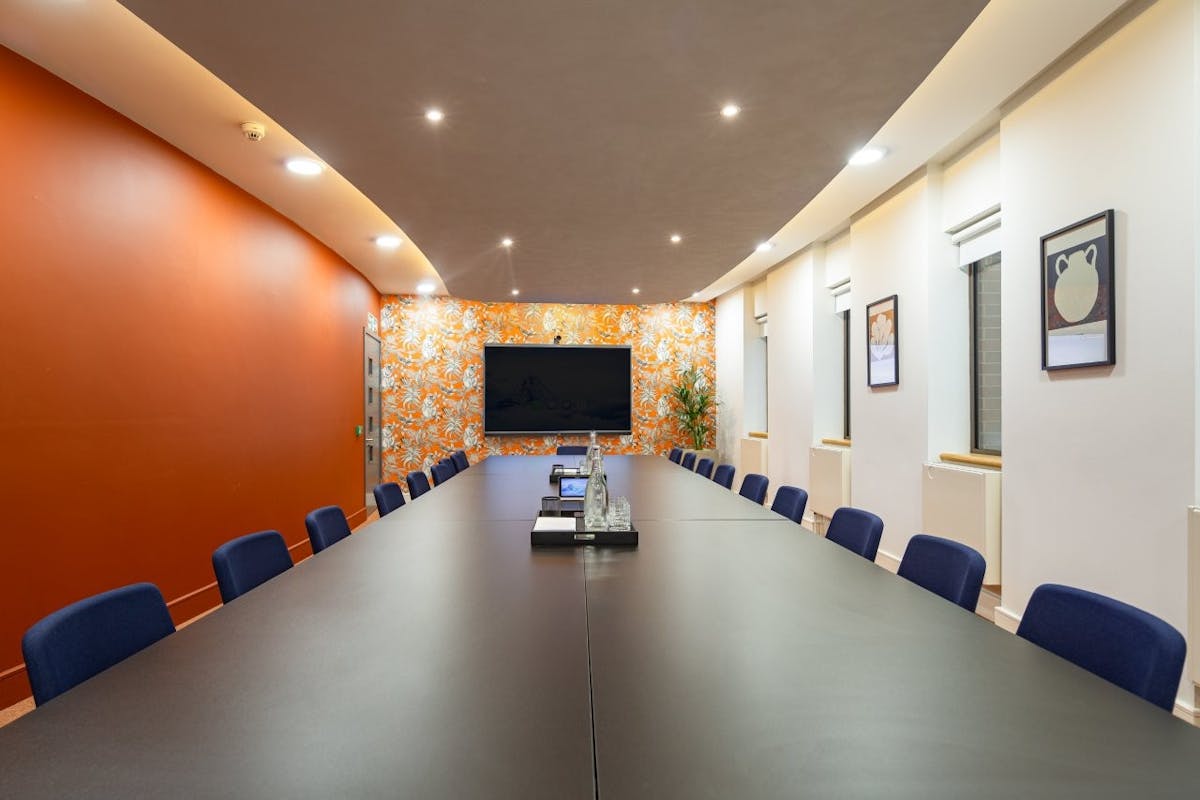 18 person meeting room