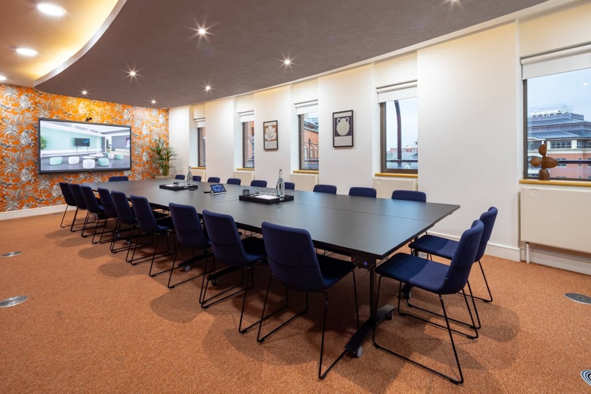 18 person meeting room
