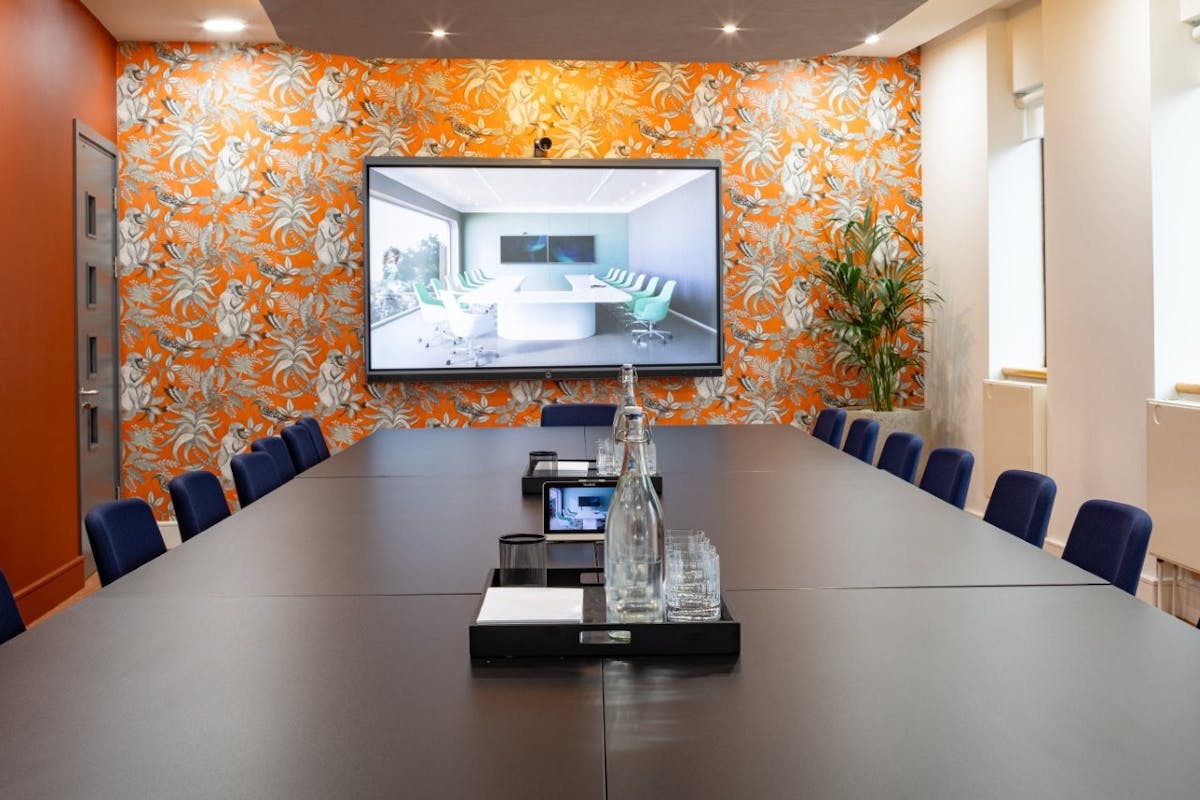 18 person meeting room