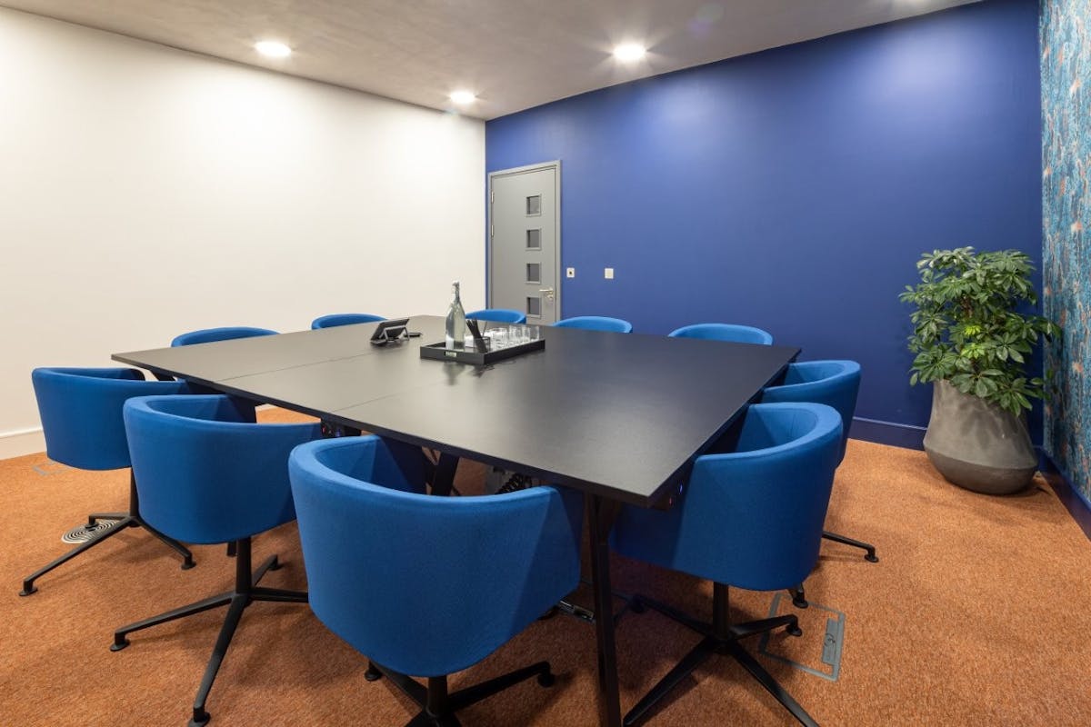 10 person meeting room