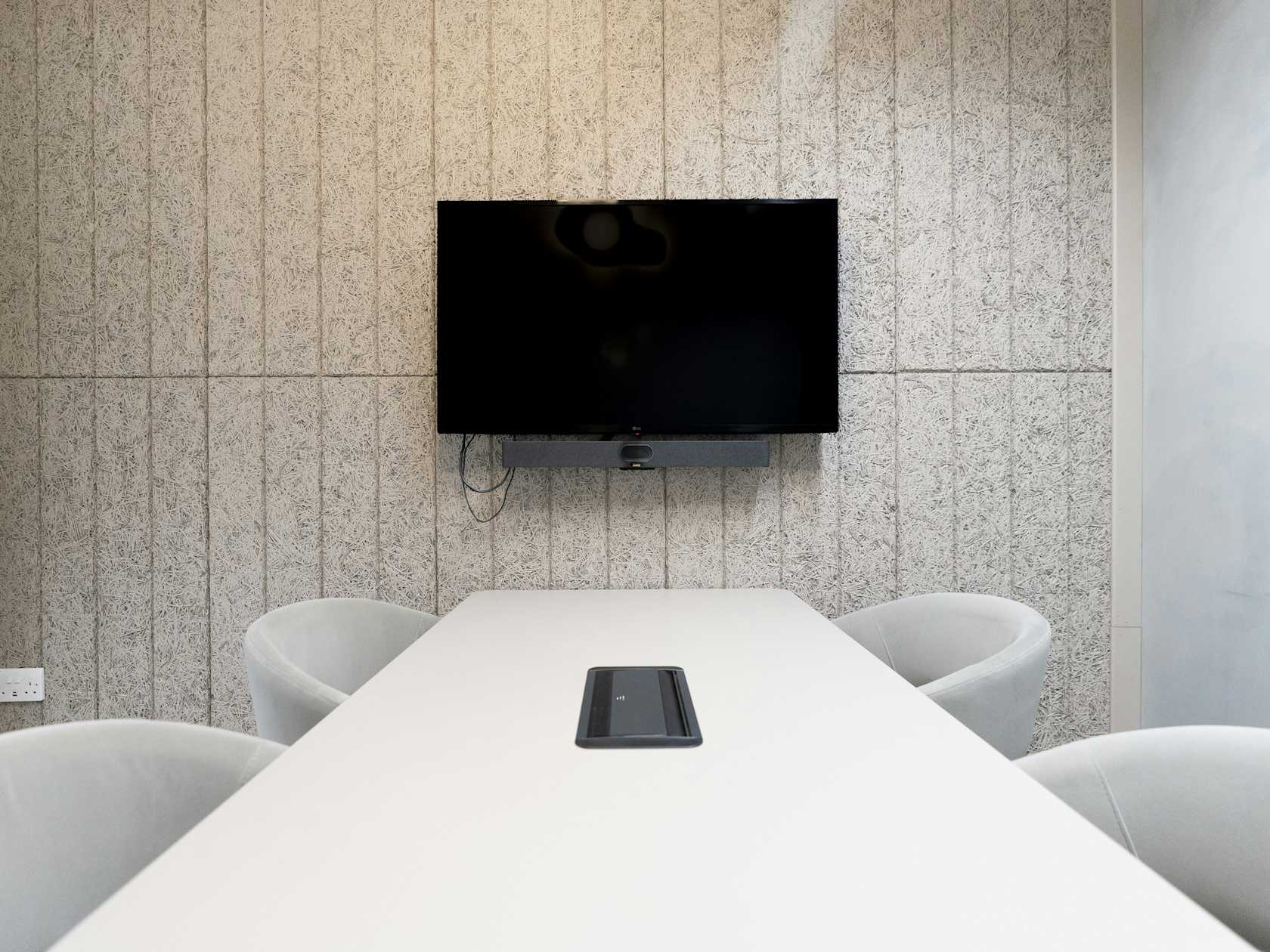 4 person meeting room